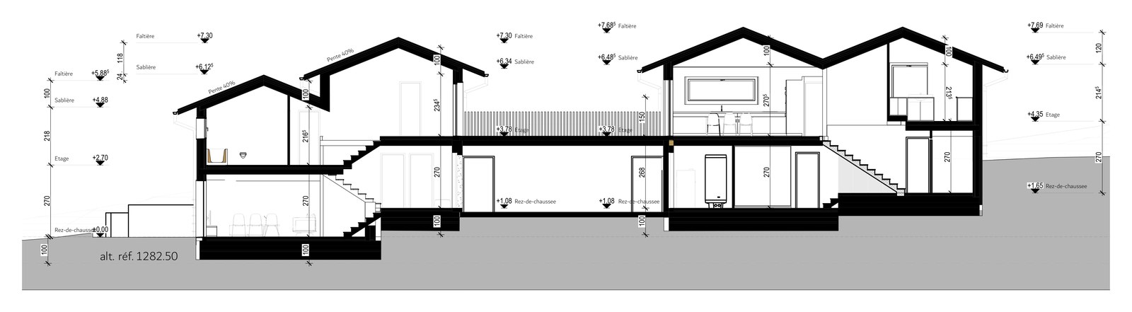 Coupe A-A à travers les deux chalets et le couvert à voitures, avec les niveaux cotés.