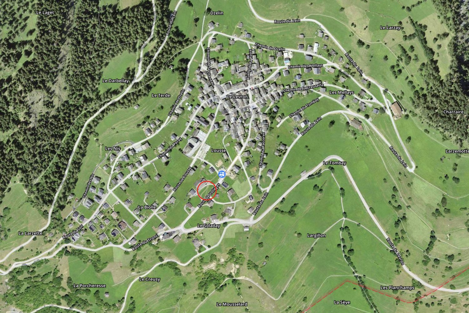 Vue aérienne du Levron, la parcelle 3263 entourée d'un cercle rouge à l'entrée du village.
